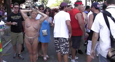 sex livetrim CorvAnder Corvus sex dâm fucks hai cô gái.